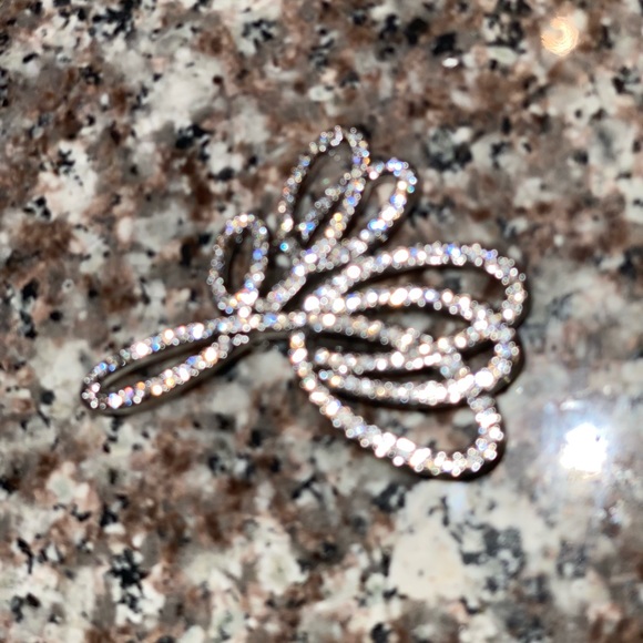 CS FAUX SILVER CLASSY BROOCH PIN - Picture 4 of 4